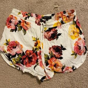 KENDALL AND KYLIE FLORAL SHORTS SIZE SMALL